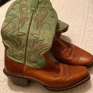 Women’s 8 1/2 B Ariat Boots